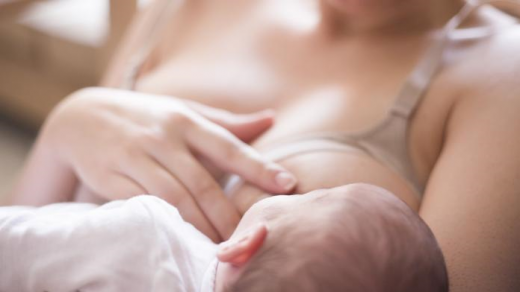 Voor het eerst borstvoeding geven? Zo leg je je kindje aan.